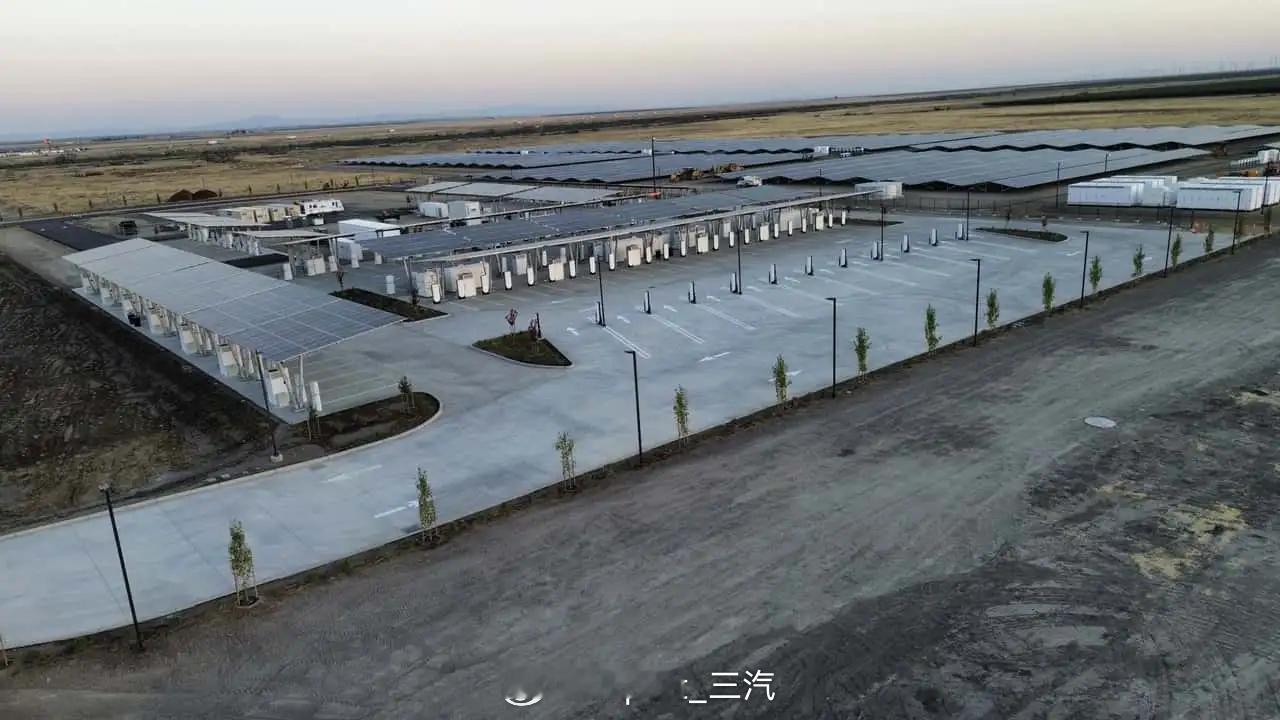 不依靠电网的充电站在加州的这个特斯拉充电站告诉我们如果光靠太阳能发电和储能需要