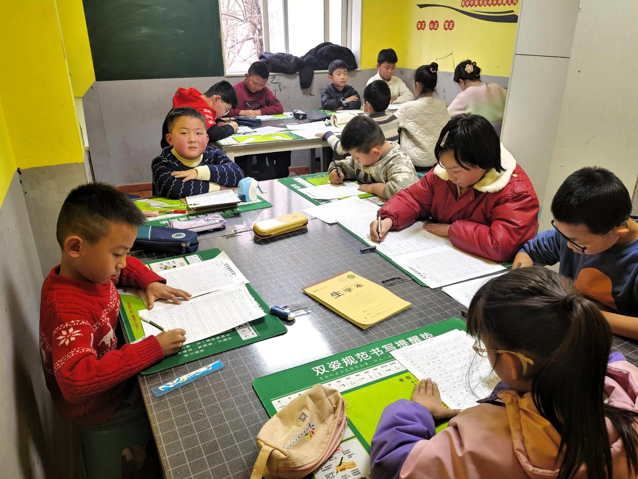 别再用蛮力推着孩子学了，真正的好教育是点燃一把火。我们常急着往孩子脑袋里塞知