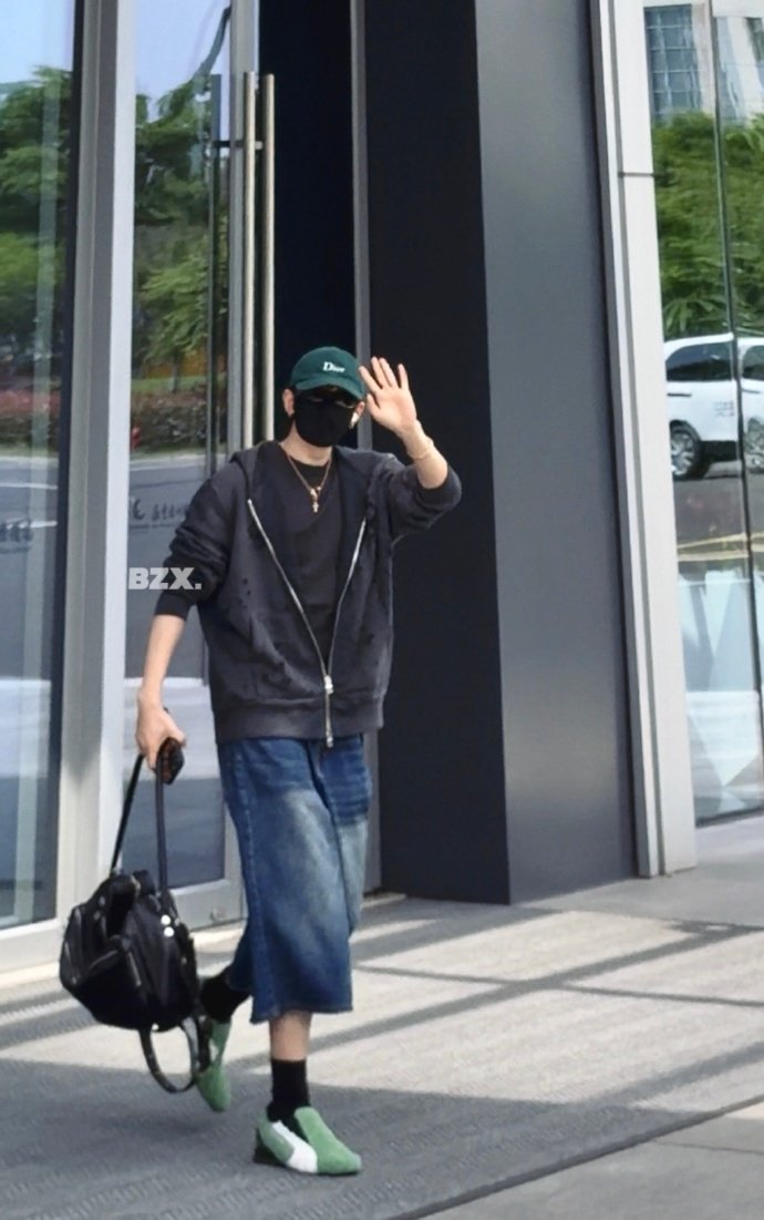 邓为雨中紫海氛围感邓为南京活动线下应援邓为雨中紫海氛围感，邓为南京活动线下应