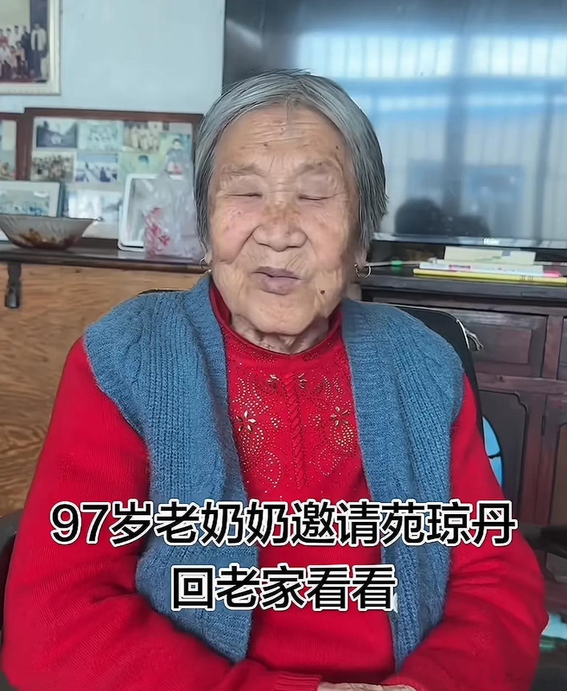 苑琼丹近期莫名陷入尴尬争议，属实被强行道德绑架了。4月27日，辽宁网友晒出视频，