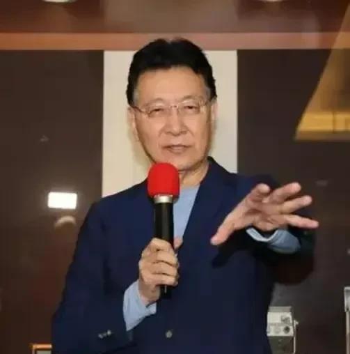 赵少康在节目中说:统一有什么好处？这个国民党老蓝男脑袋里只装着好处。他表面上看是