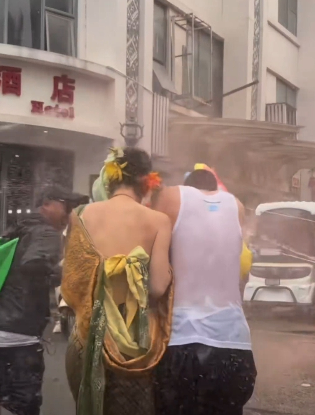 氧化菊泼水节本来是个挺喜庆的节日。大家开开心心地互相拿着树枝洒洒水，或者把