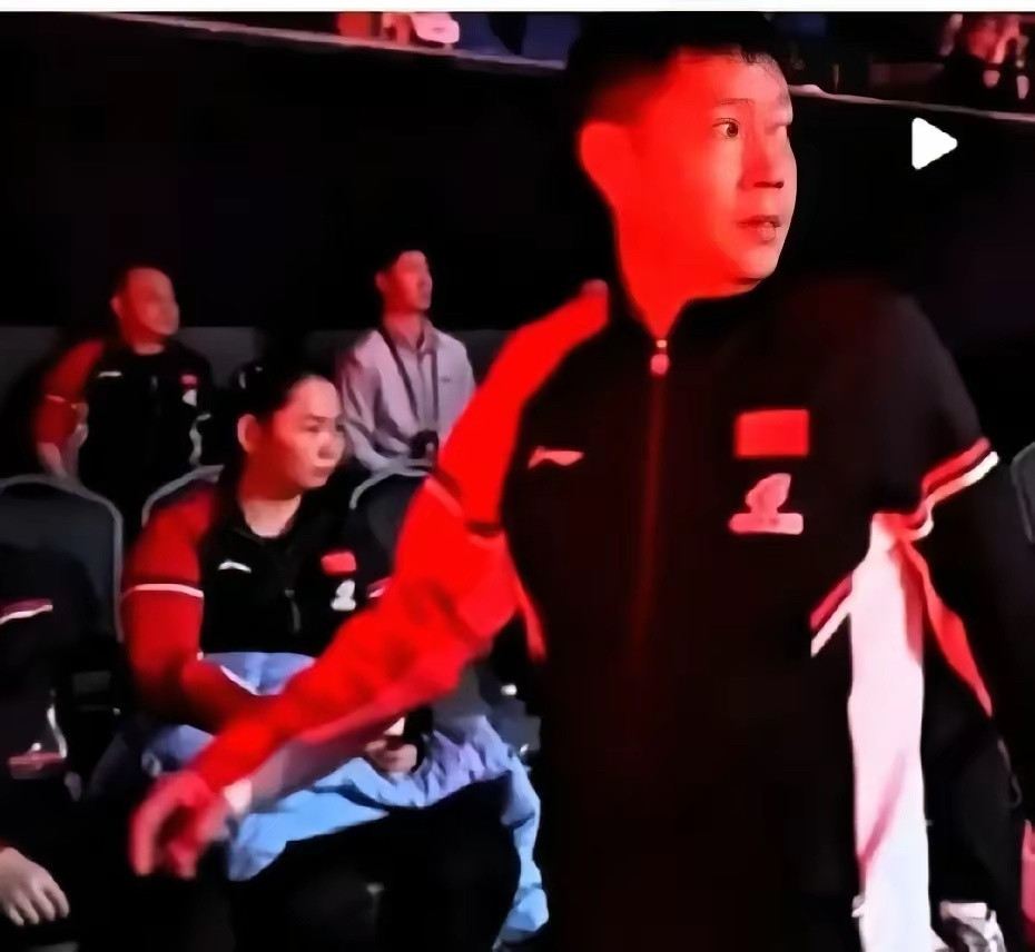 莎莎脚一崴，现场立马分三拨人。第一拨，邱导，屁股像装了弹簧，嗖地冲过去，嘴里没喊