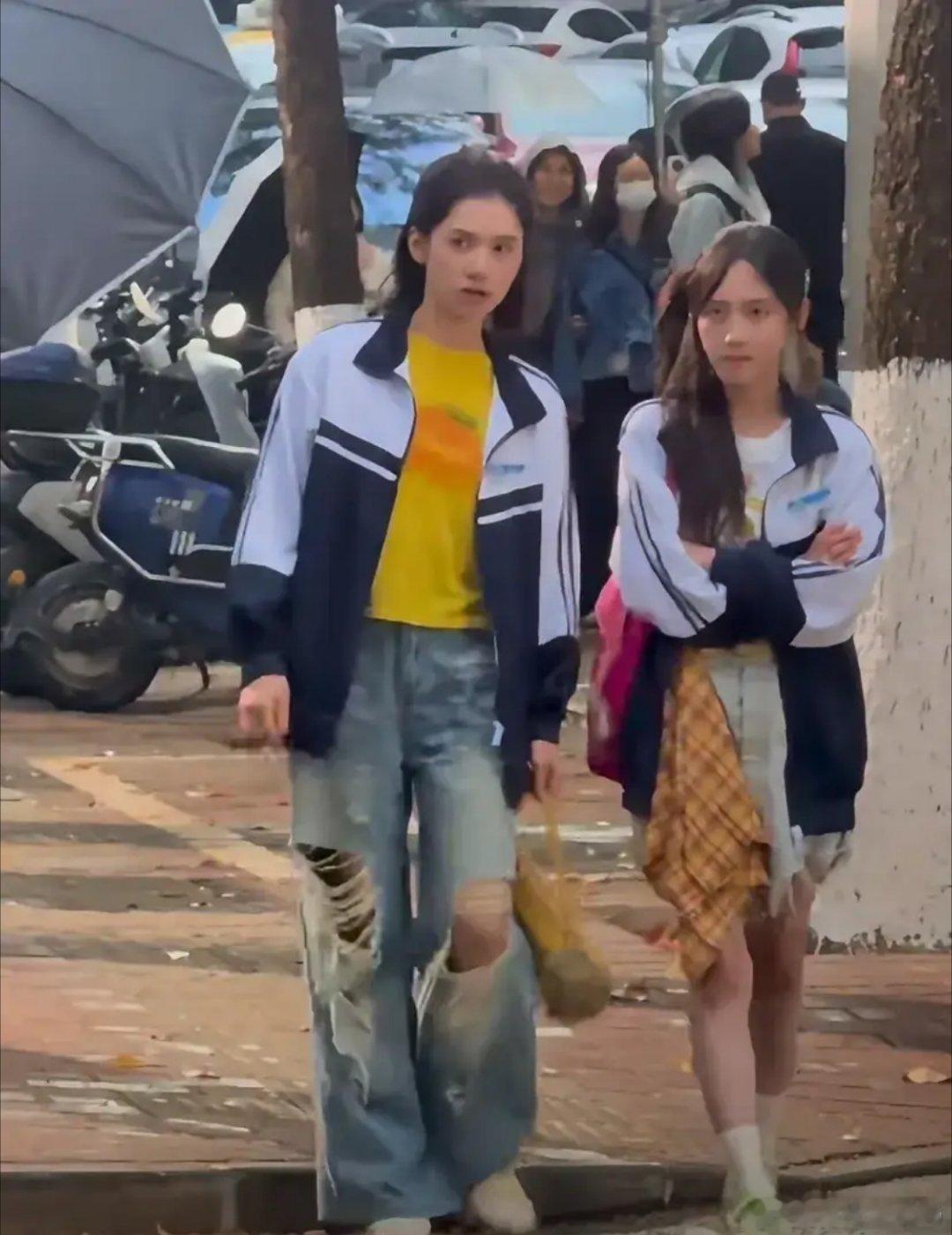 有人说张婧仪拍戏路透图，穿搭老土显的膀大腰圆的，完全不像偶像剧女主，问题是他们都