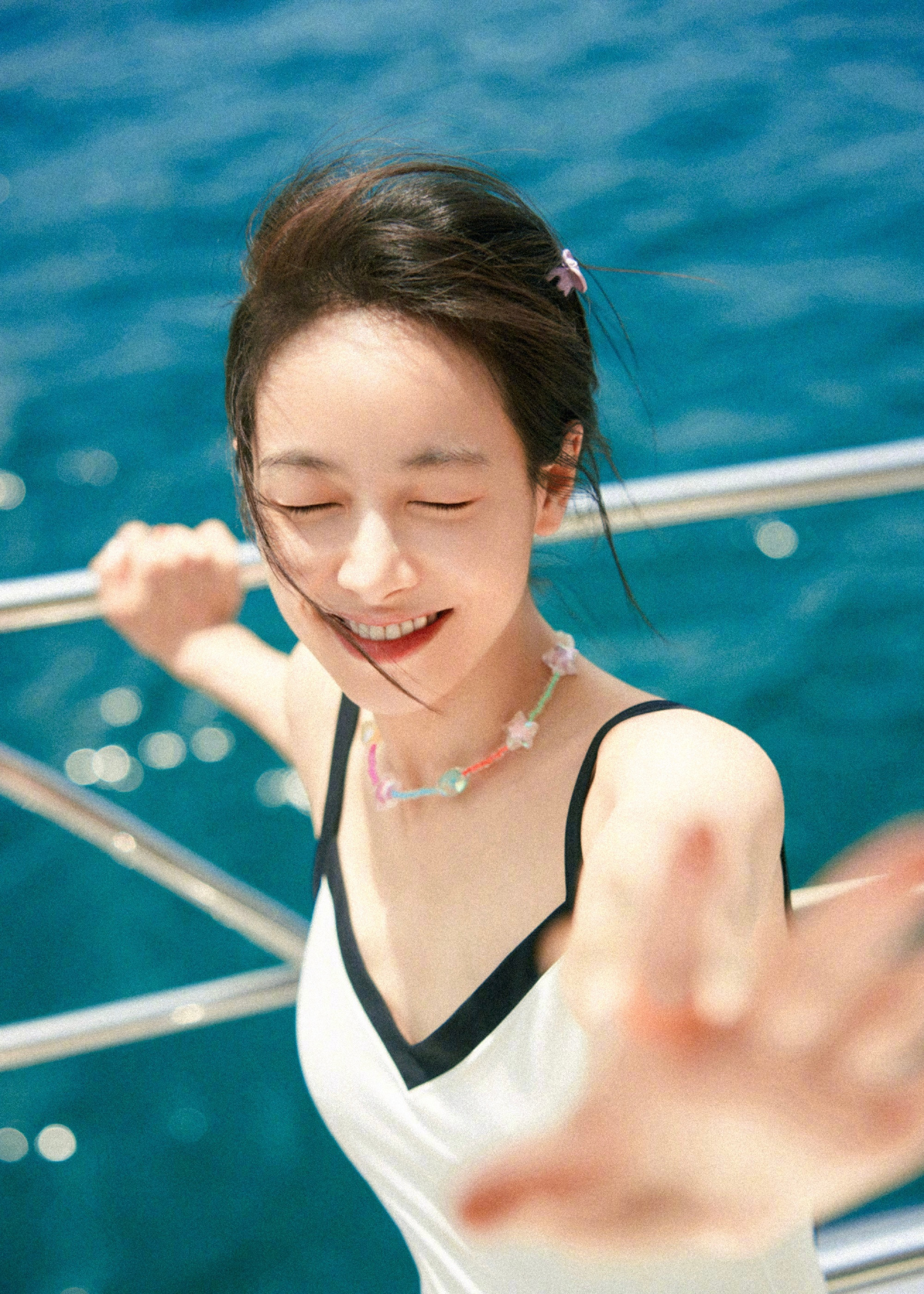 宋茜假日私服，白色吊带短裤，海边的浪漫氛围满满。宋茜