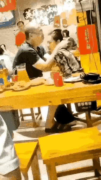 这是什么情况？谁能解读一下两个人是什么关系？反正我感觉不正常。