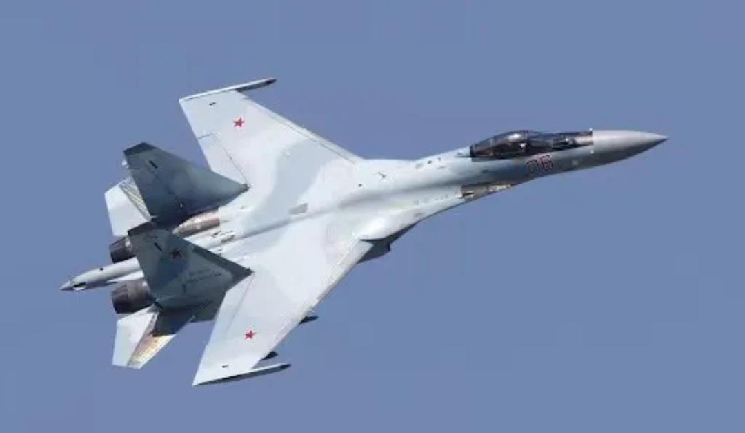 俄军发现了什么恐怖目标？2架俄军苏-35S重型战机，突然收拢编队，直接撞到一起爆