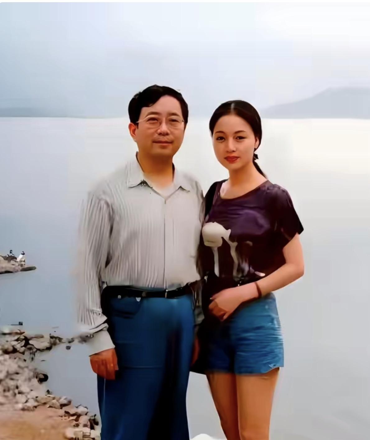 这张1992年的老照片，定格了余秋雨与马兰婚后最温润的时光。那年他四十六，儒雅沉