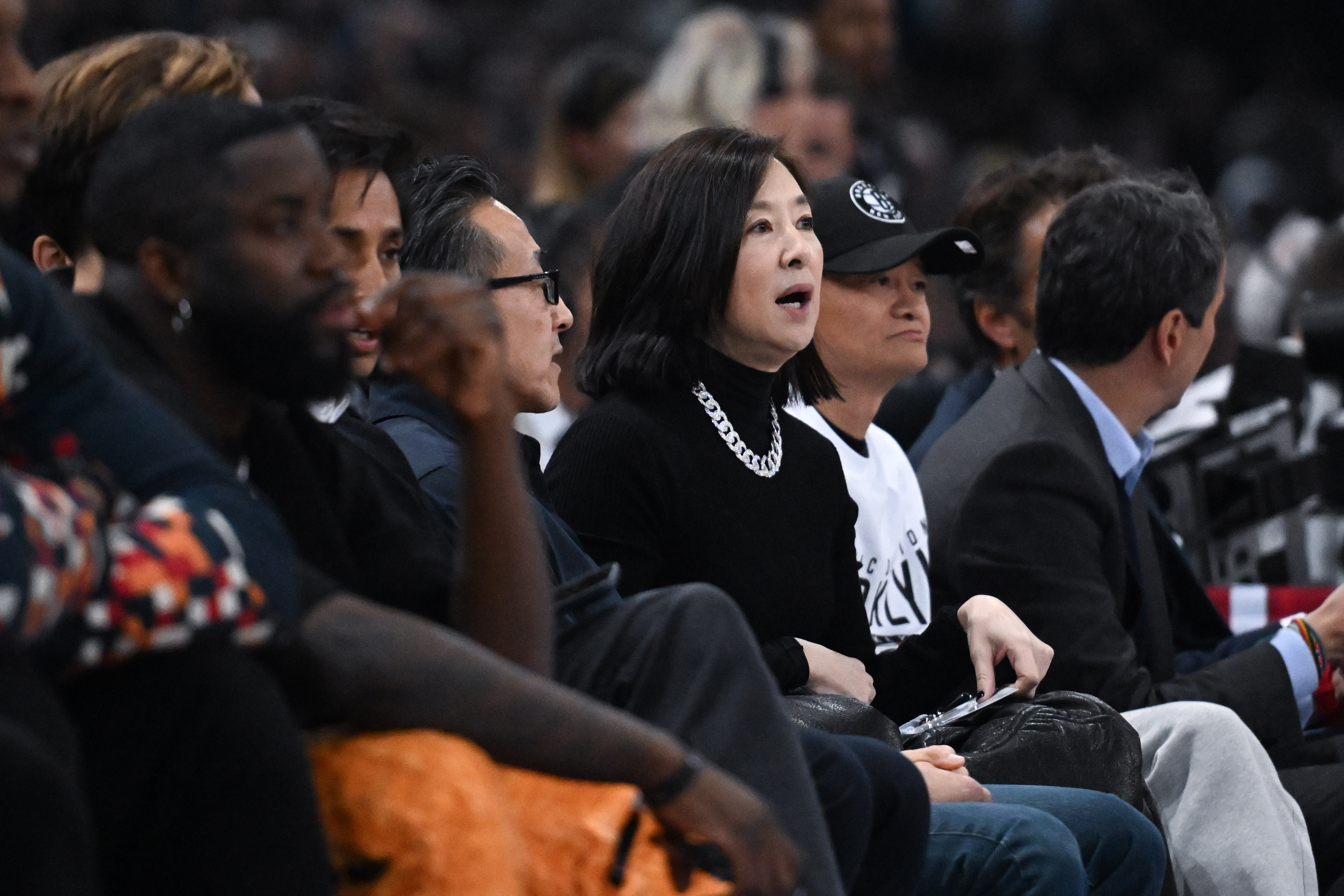 蔡崇信吴明华离婚福布斯数据显示，蔡崇信净资产133亿美元，同时拥有布鲁克林篮网
