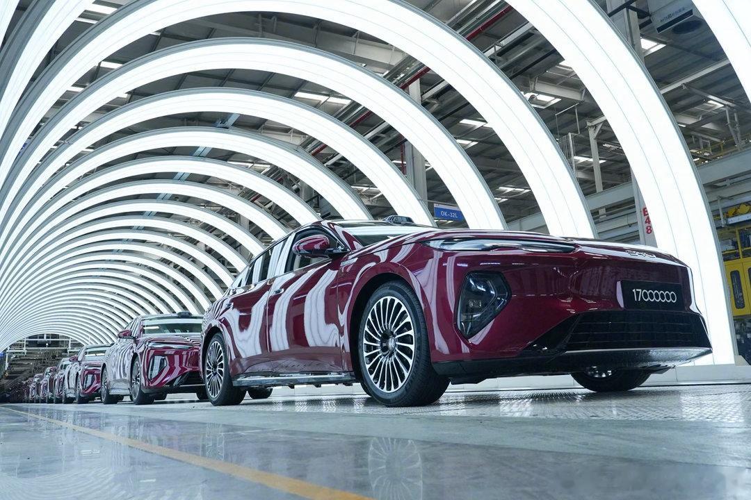 比亚迪第1700万辆新能源汽车下线今天比亚迪第1700万辆新能源车——海豹08