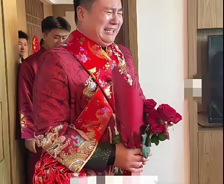 近日，陕西韩城一对新人结婚，新郎去接新娘，推开门看到新娘的一瞬间，新郎忽然大哭，