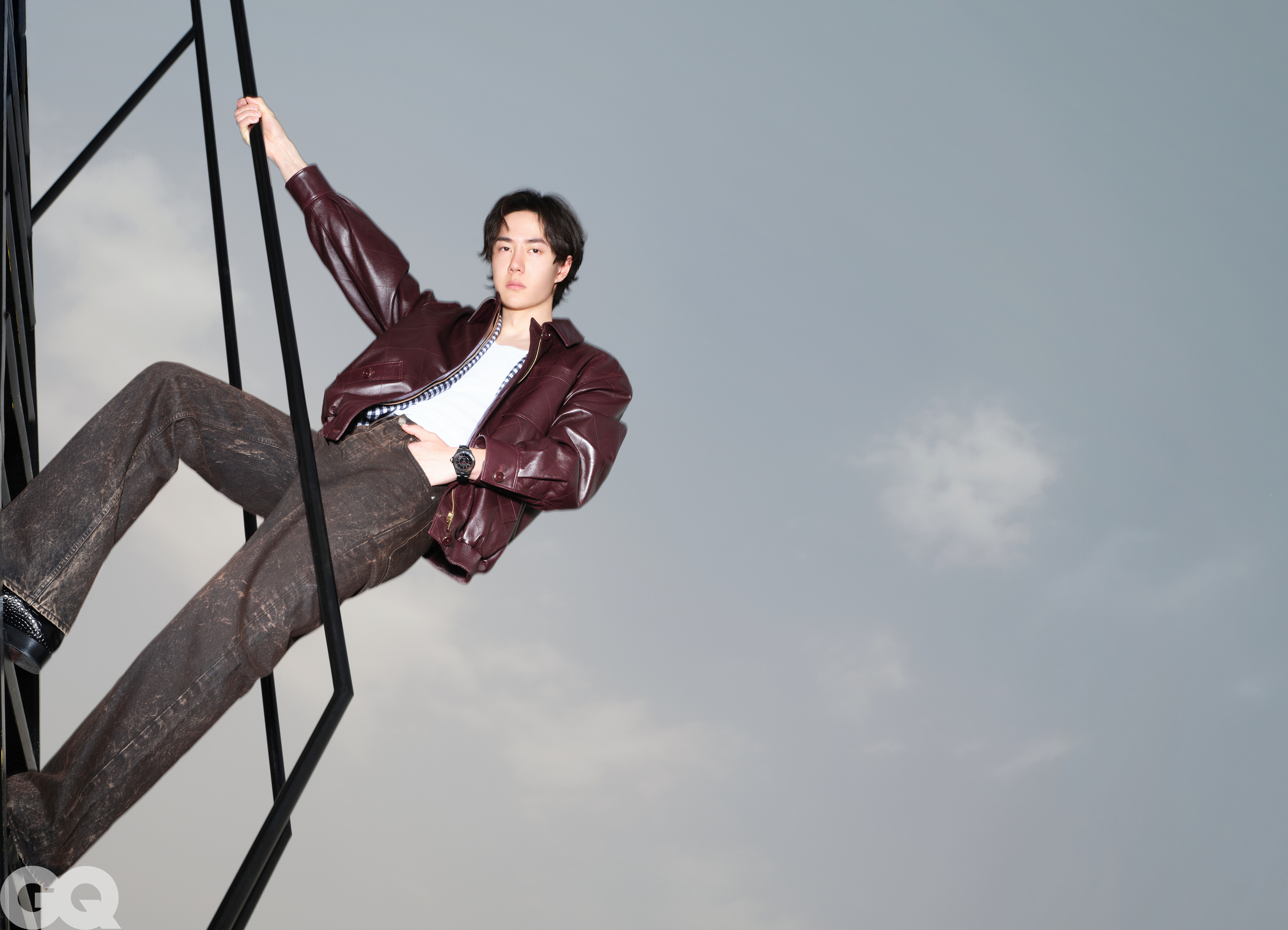 封面正式发布，王一博坐镇GQChina四月新刊！香奈儿全新发布的J1