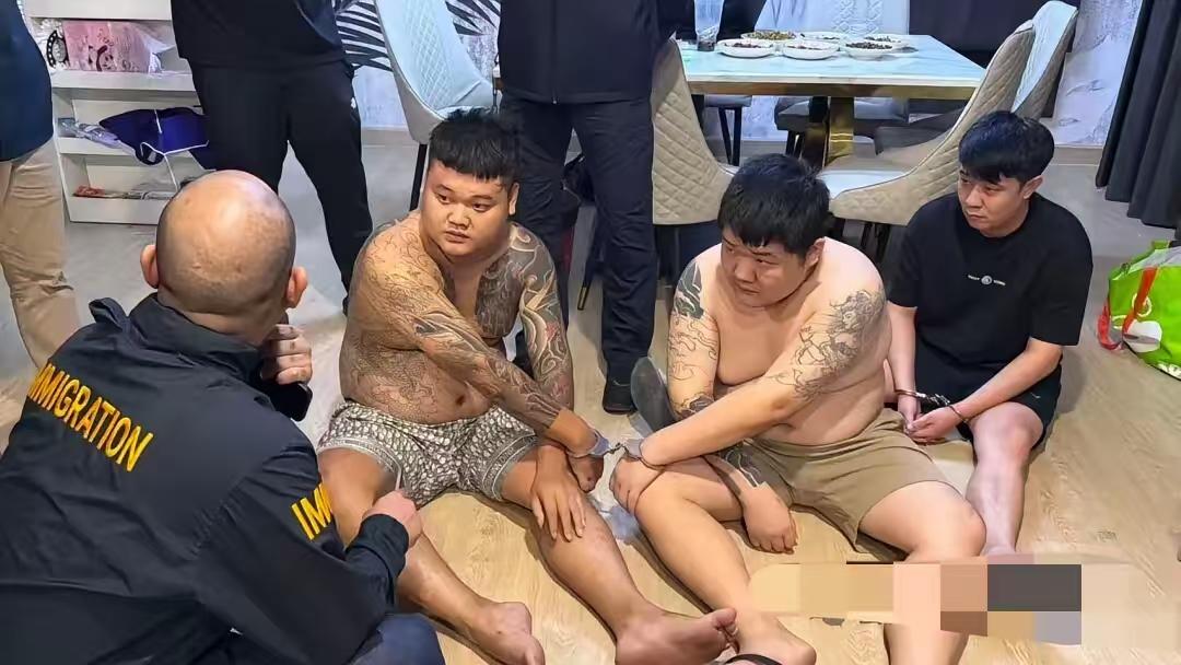 近期看到一则消息，三名中国女子在泰国遭四名中国籍嫌疑人绑架拘禁在酒店，嫌疑人用铁