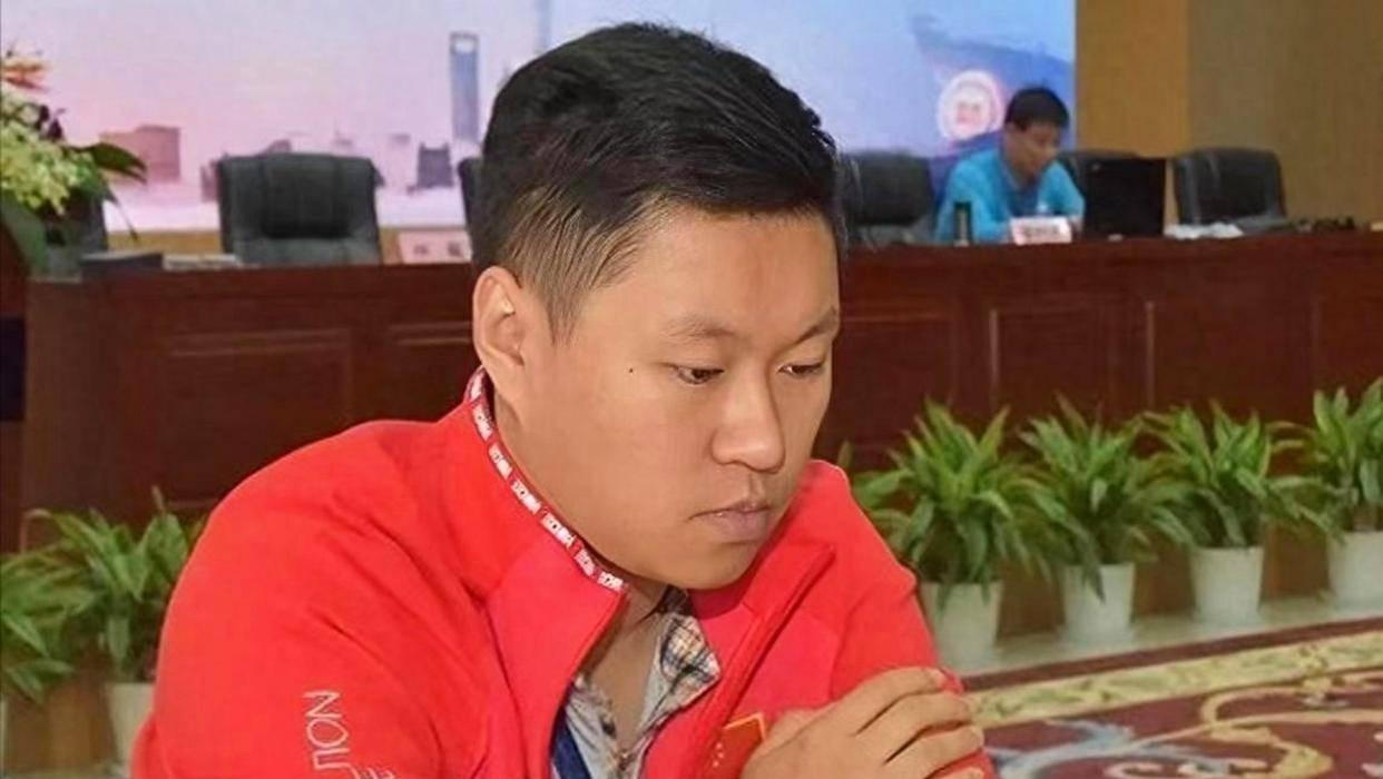 一着棋，磨了222分钟。孟辰的指尖悬在棋盘上三秒，最终落子。何文哲的呼吸滞住