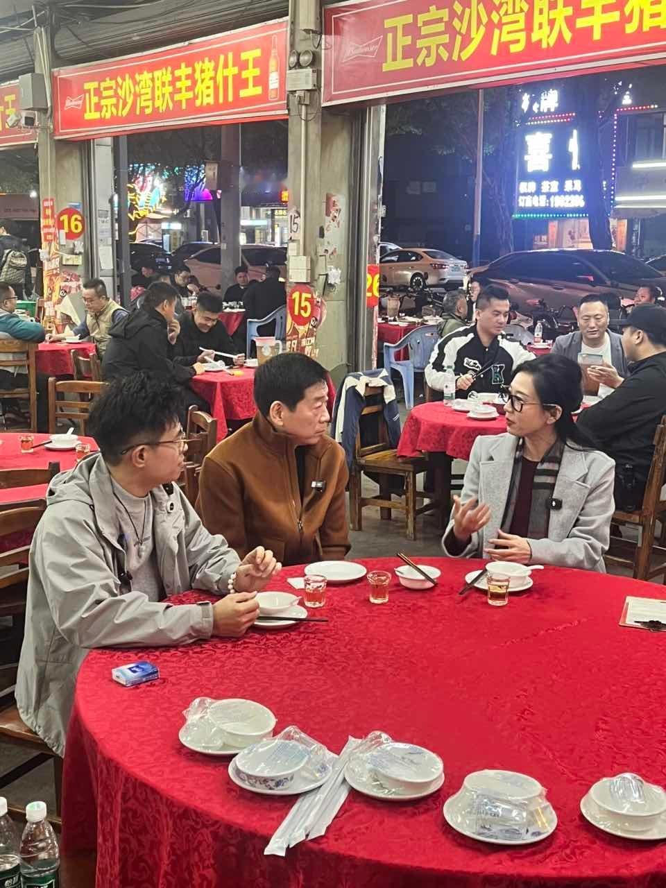 最近看到个挺有意思的事儿，长城汽车的魏建军在广州，深夜跑去街边小店吃宵夜，就为了