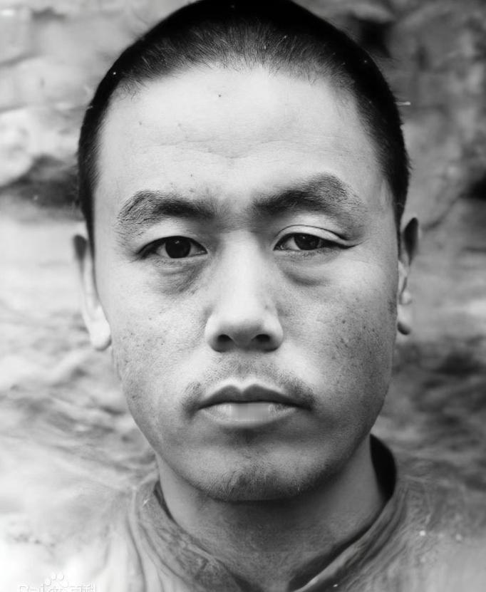 1949年12月，特务杨进兴自知罪孽深重，带着妻女躲去了南充。路上，他碰到几个农