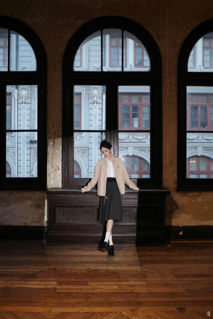 杨幂的Prada首套look主打学姐风，质感服饰搭配低调配饰，凸显沉稳大