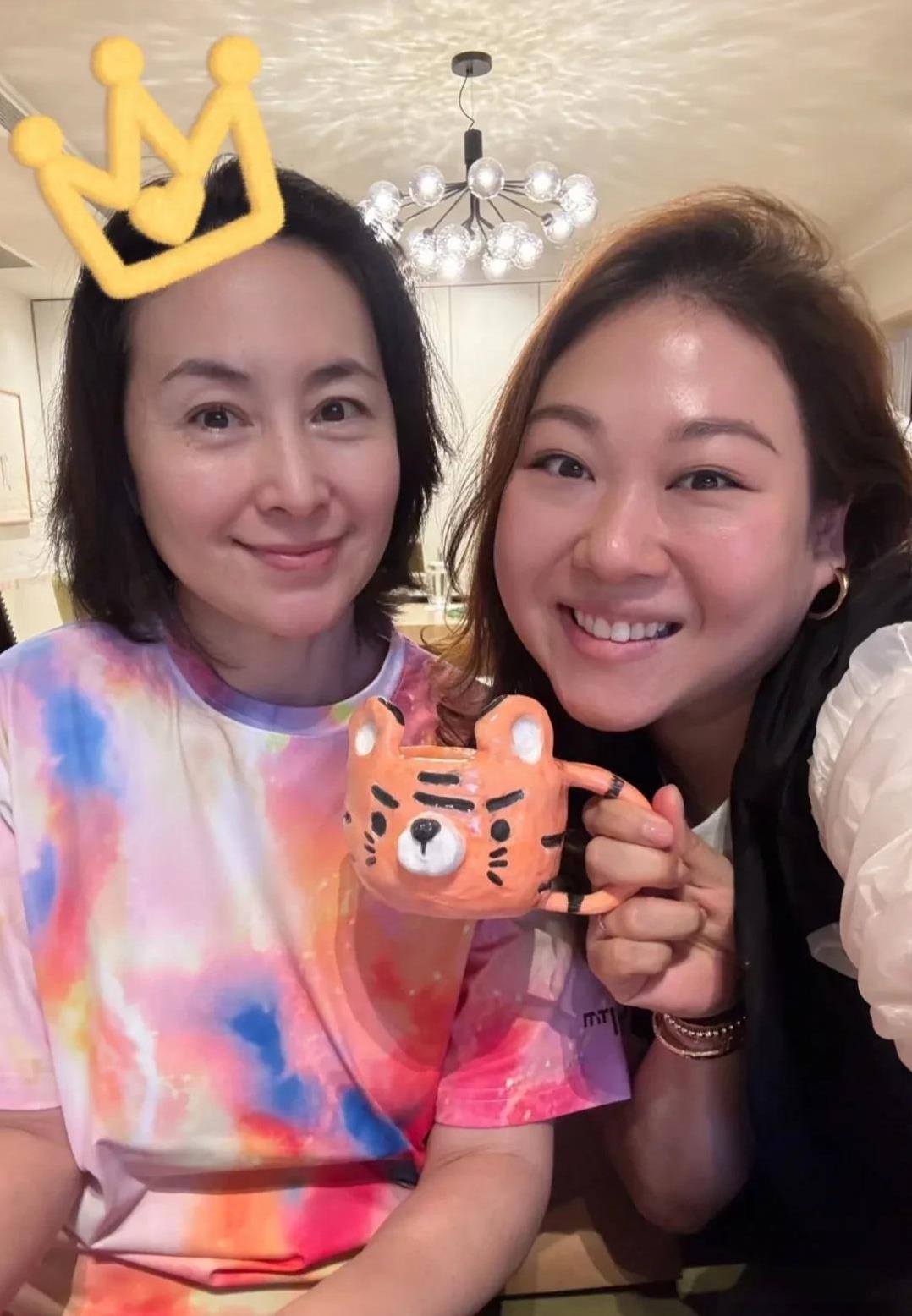 何超琼63岁生日，干女儿曾昭怡帮她庆生，还送上了女儿自己亲手做的陶瓷老虎杯。细