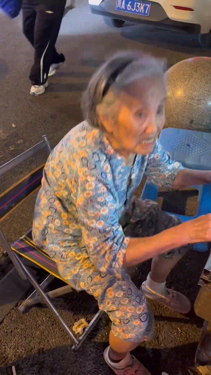 92岁还在成都街头摆摊卖蛋烘糕的婆婆，最近又因为争议上了热搜。有人嫌她卖得贵、