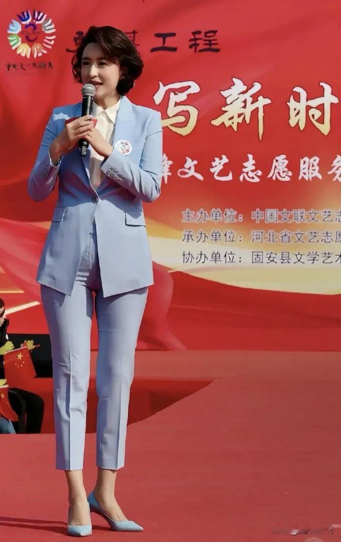 知名主持人正面回应争议：人心脏，看什么都脏！近日，知名主持人张蕾因为穿搭在社