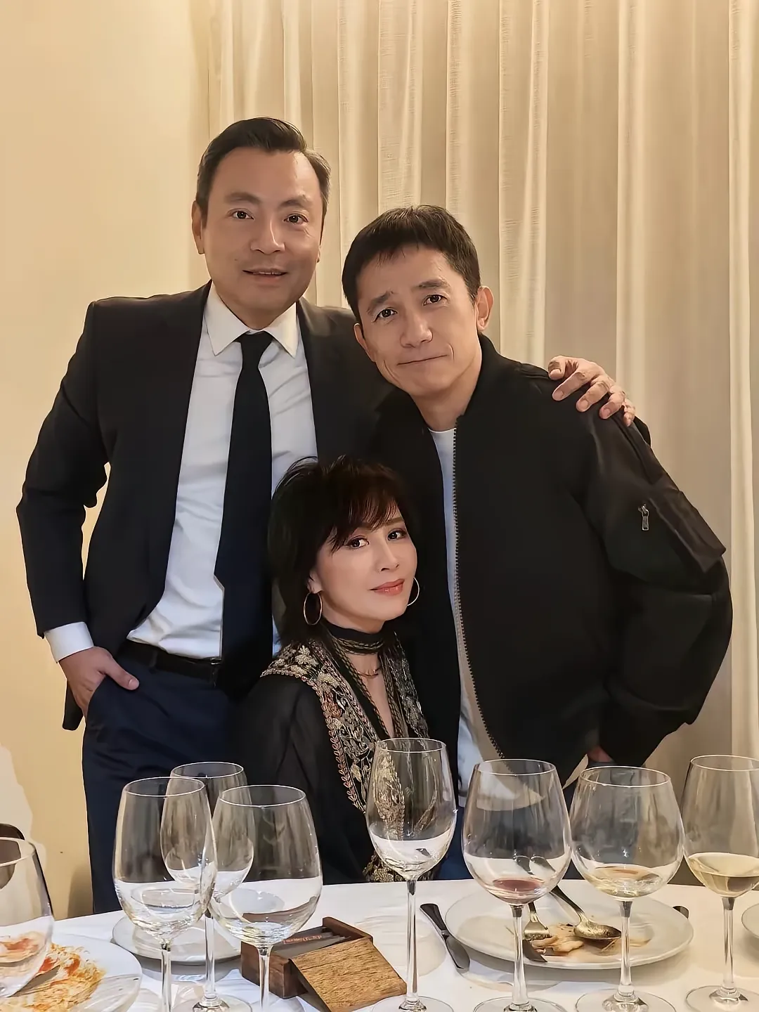 刘嘉玲也太低调了身家几十亿的刘嘉玲，60大寿只请了几个好友一起到酒店庆祝一下，