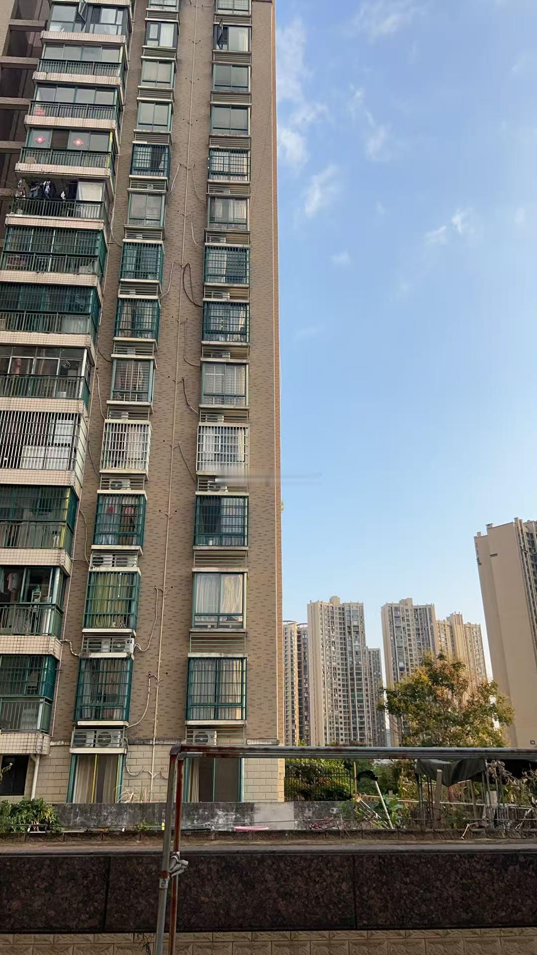 今受桂林一位福主诚邀，到家里做整体家居堪舆。刚下车走到小区外头，我停住看了一眼—