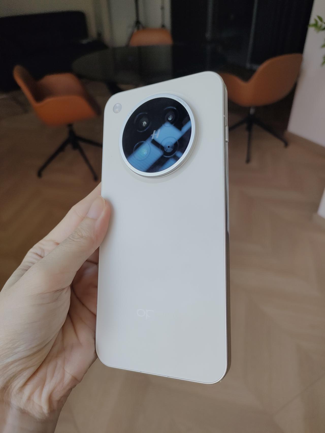 裸奔用OPPOFindX8s已经很久了📱手感是真的好！单手握持感太舒服