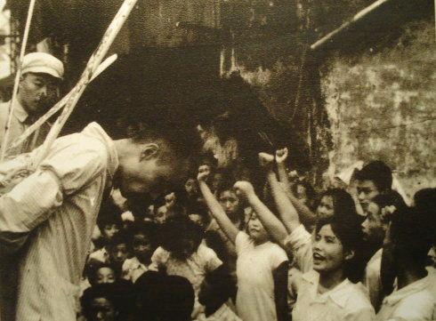 这是1920年代上海警察在繁华的街道中央枪毙两名犯人。此时虽然已没有了斩首的刑罚