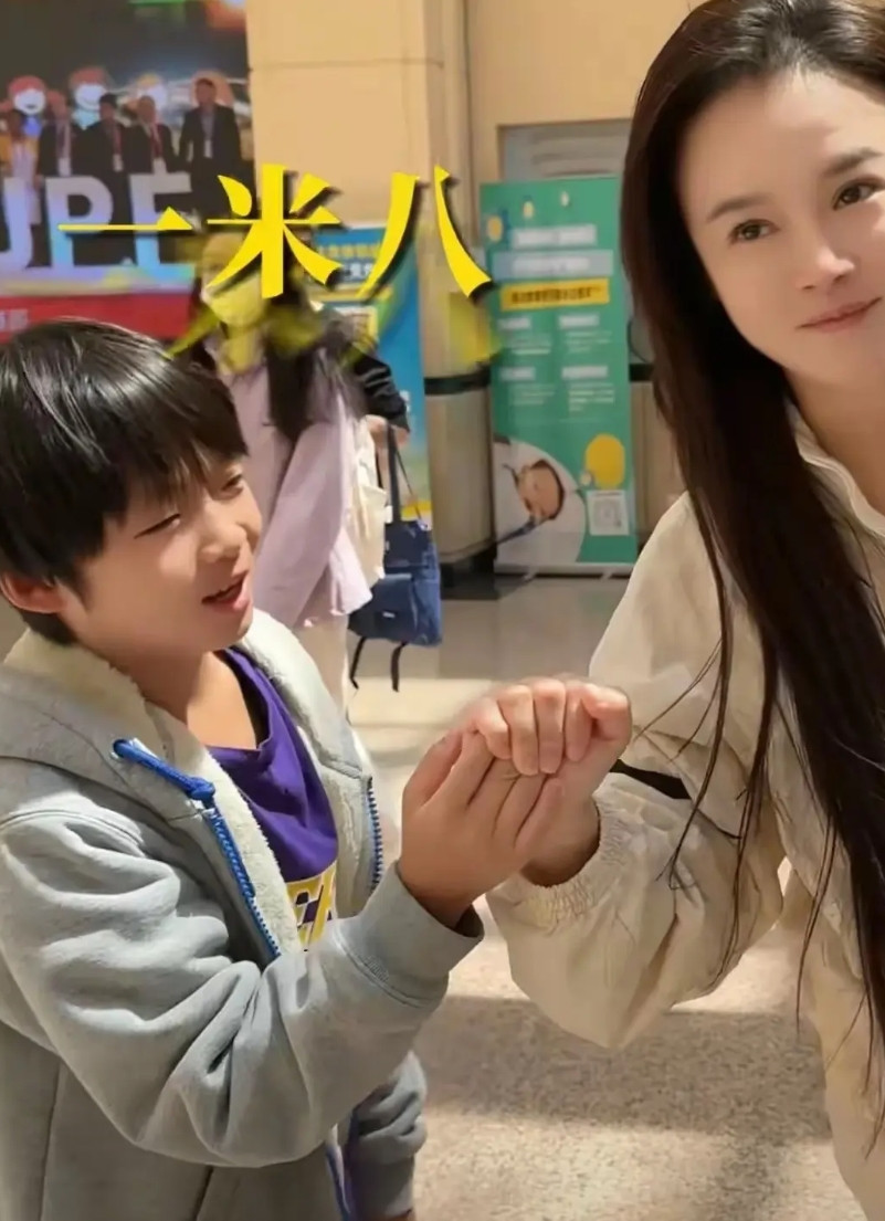 冉莹颖又来折腾儿子的身高了！皓皓已经打了五个月的生长激素，长高了4.3厘米，