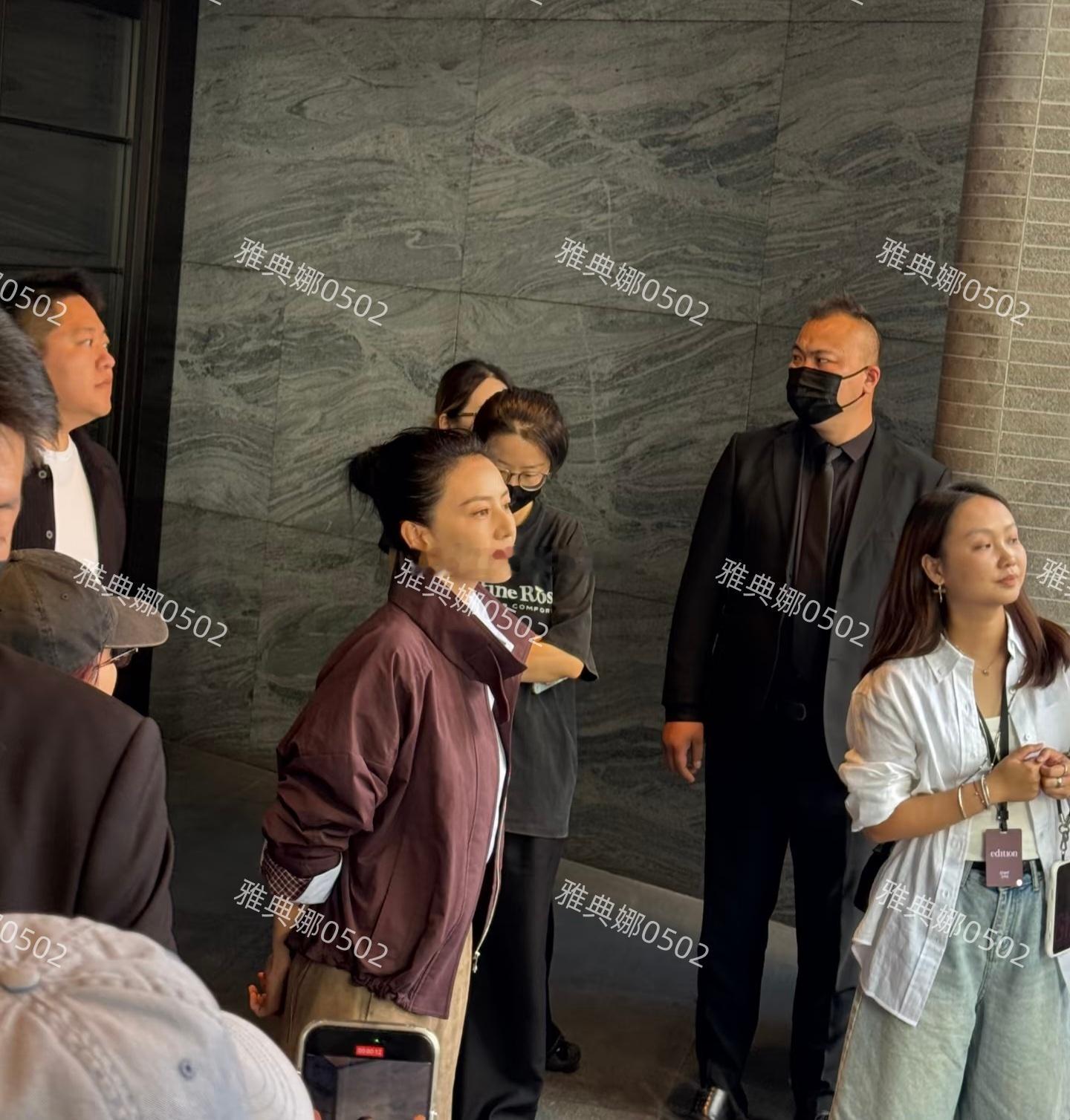 三里屯遇到高圆圆，她快50岁了但本人的脸好自然好年轻，跟章子怡同年的她脸上没有科