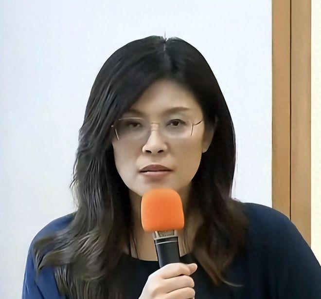 知道怕了？中美会晤在即，台湾蓝营亲美派突然噤声。前几天，台湾通过了7800亿