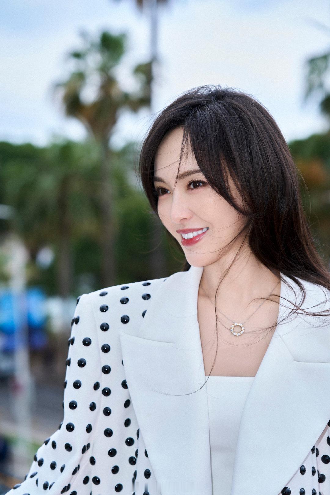 唐嫣浪漫的波点穿搭​