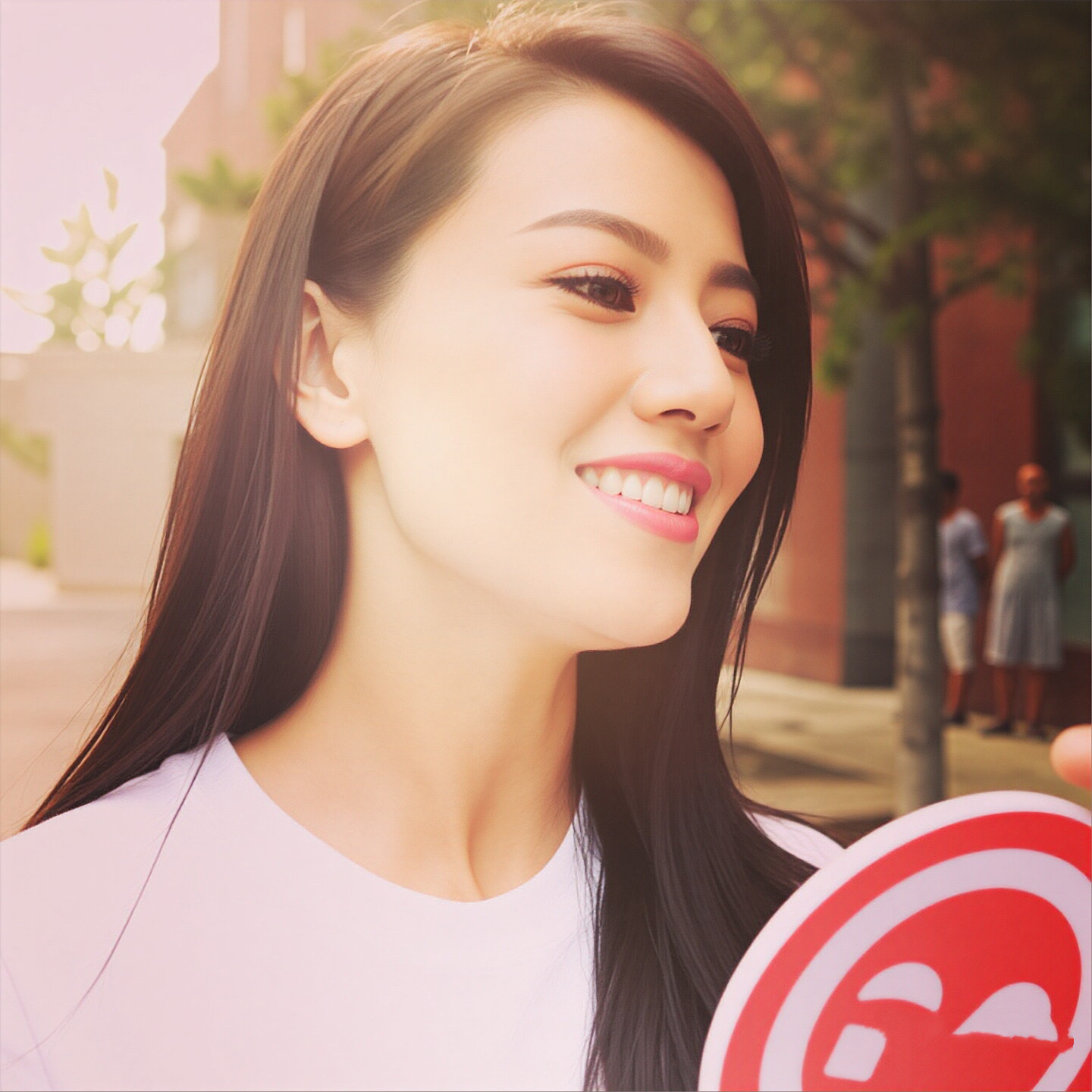 高圆圆嘴巴馋到发疯却完全不知道吃什么😭刷到这组图真的的笑容治愈到！阳光底下这