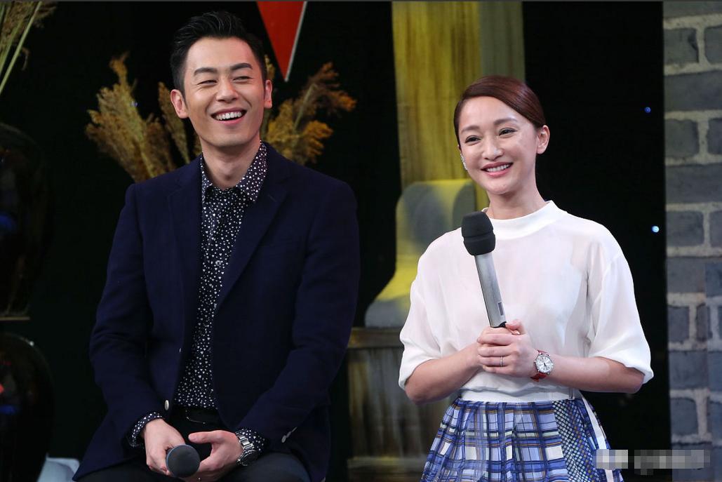 2013年拍《红高粱》时，有场戏朱亚文把周迅压倒在高粱地里。压着压着，周迅突然大