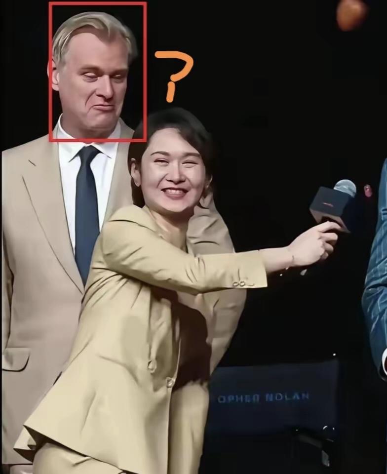 很多人都注意到了诺兰这个微妙的表情，撇嘴、眼神躲闪，满脸写着尴尬与不认同。
