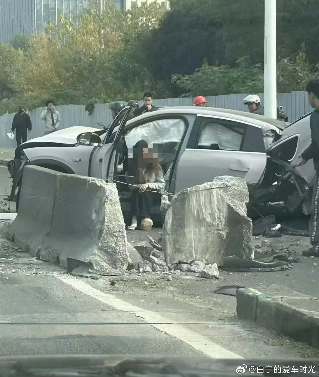 这撞的可真狠啊！具体碰撞速度和撞击时的情况咱不了解，所以也不能说车撞成两半了就不