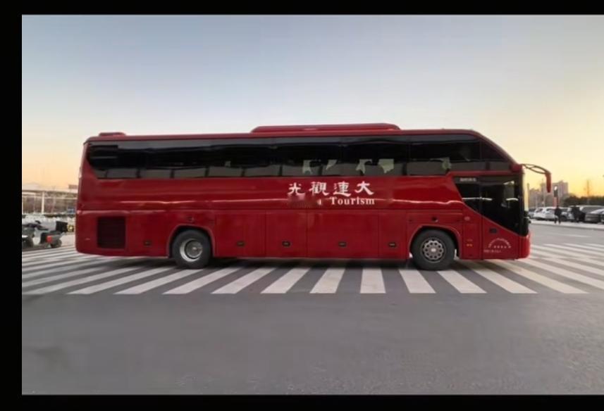 海港所乘大巴竟然停在人行道上！这样真的妥当吗？我们看到海港已经抵达大连！现场接机