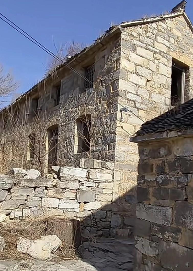 62岁丧偶大姐和64岁离异大哥在一起过八年了，但是没领证。之所以没领证是有原因