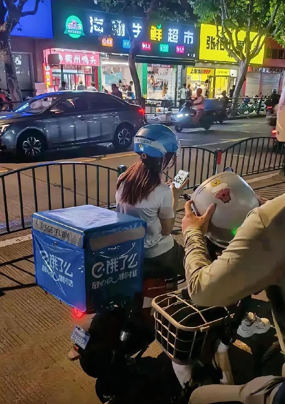 等滴滴时，无意中看到路边等单的外卖骑手小姐姐，戴着眼镜，很年轻。或许是和男朋友