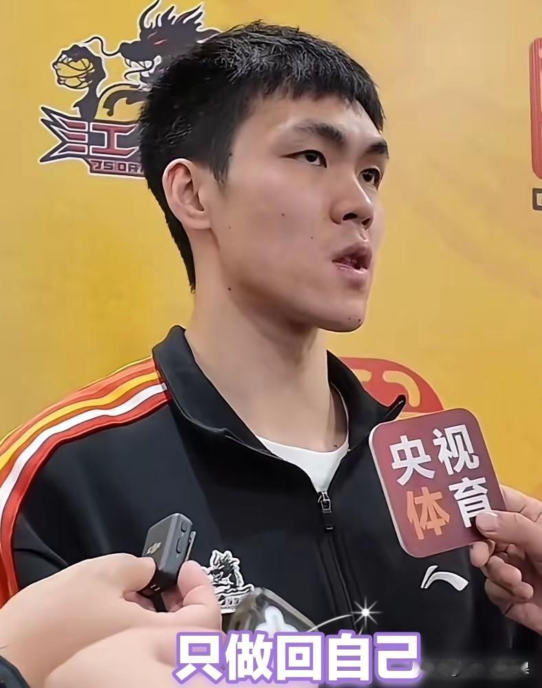 下一个郭艾伦？庞峥麟:不，我只想做回自己。最近，火遍篮坛圈探花秀庞峥麟接受媒