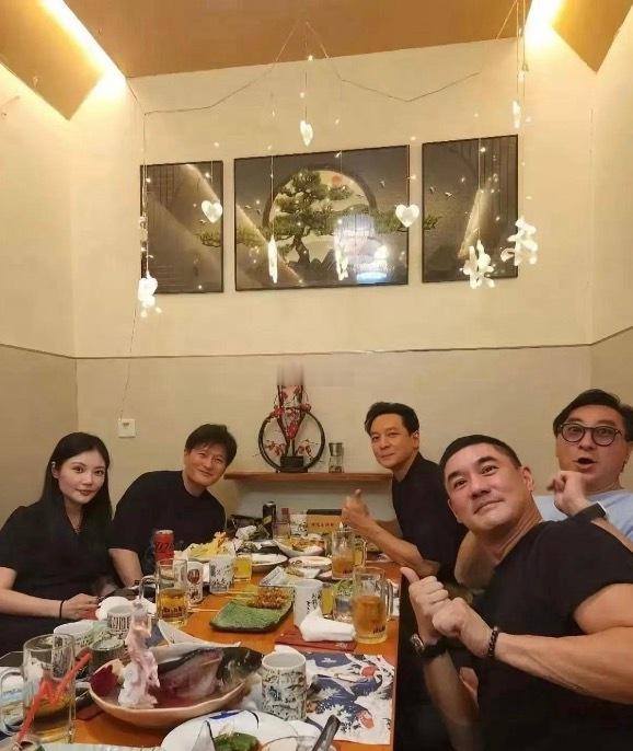 这几位大佬聚餐，喝的是什么酒