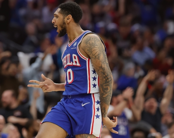 下赛季把马克西交易给老鹰猛龙篮网火箭等队！这几个队缺后卫，能换几个首轮就换，篮