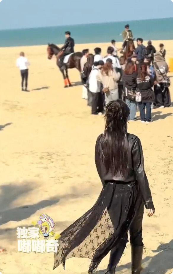 王鹤棣孟子义同框骑马你好星期六被王鹤棣孟子义同框骑马狠狠拿捏！俊男美女骑马的样