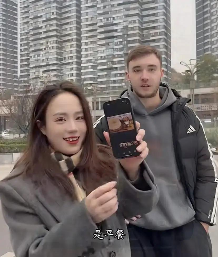 小妹儿一句话，全网嗑疯了她直播里随手一句：潘力克只是同事。弹幕瞬间爆炸，有