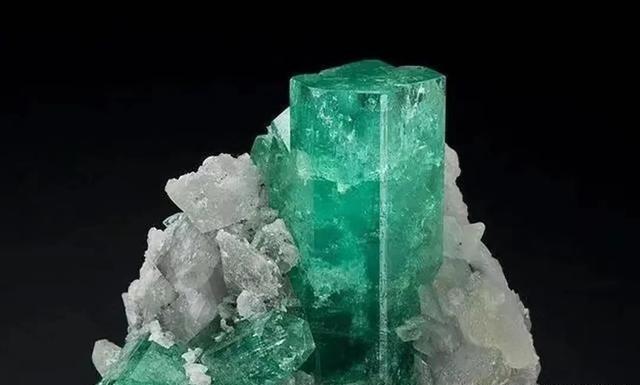 1930年，新疆一位牧民在放羊时，发现羊群突然避开了一片草地。他走近一看，草地上