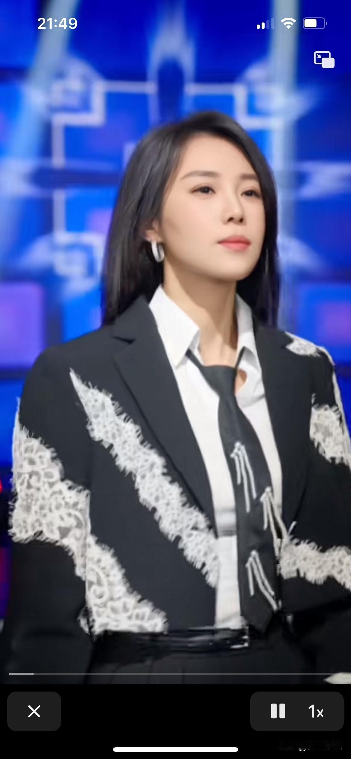 这是云朵老师吗，没有想到她会跳舞了，还是单飞的好，能歌善舞，而且还能自己出来商演