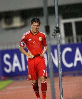 有人诟病，韦世豪为什么在俱乐部怎么进球怎么有，但在国家队却成了软脚蟹。其实何止韦