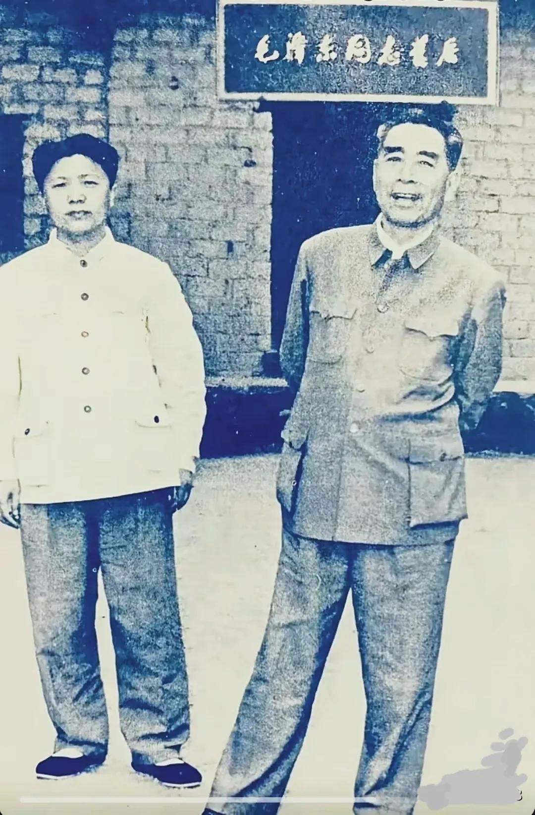 那年，与周总理一同来到韶山毛主席故居瞻仰的是谁？个子有点像王明…湖南韶山故居