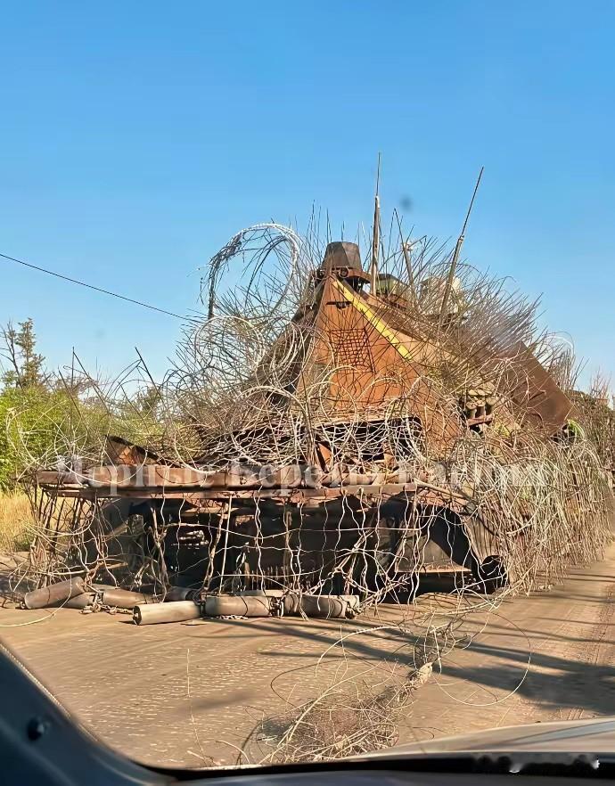 残酷的战争已经把士兵们变成了行为艺术家。如果不告诉您,您知道这是两辆坦克吗?