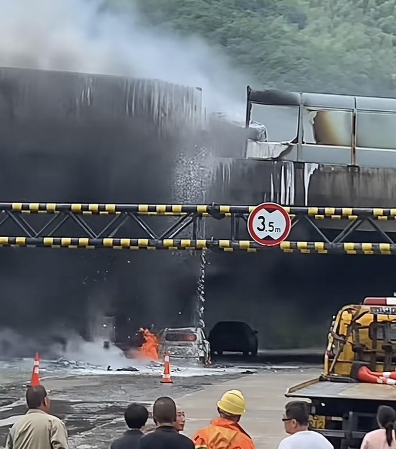 5月23日绍诸高速古博岭隧道附近，一辆大货车撞了十几米水泥护栏发生侧翻后起火。巧